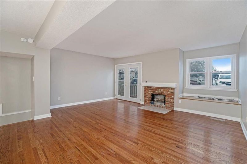 10046 N Locust St, Kansas City, MO 64155