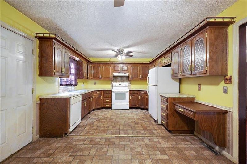 6807 E 98th St, Kansas City, MO 64134