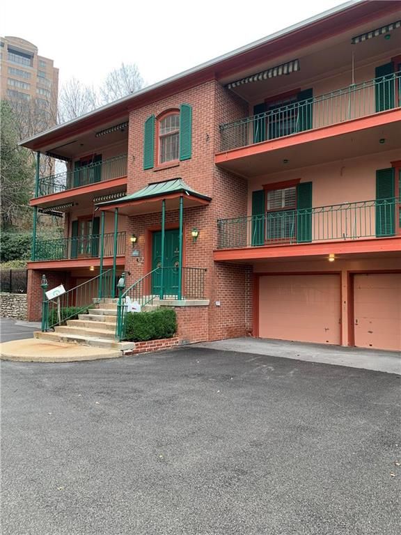 609 W 49th St, Kansas City, MO 64112