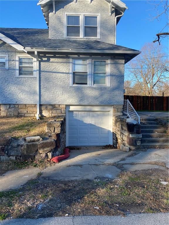 7345 Tracy Ave, Kansas City, MO 64131