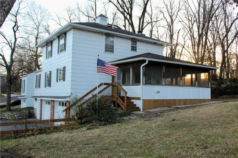 7528 W 52nd St, Overland Park, KS 66202