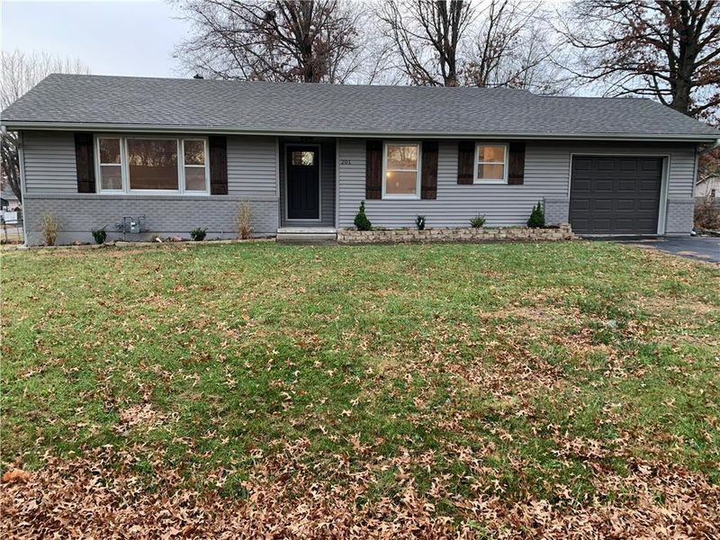 201 SW 19th St, Oak Grove, MO 64075