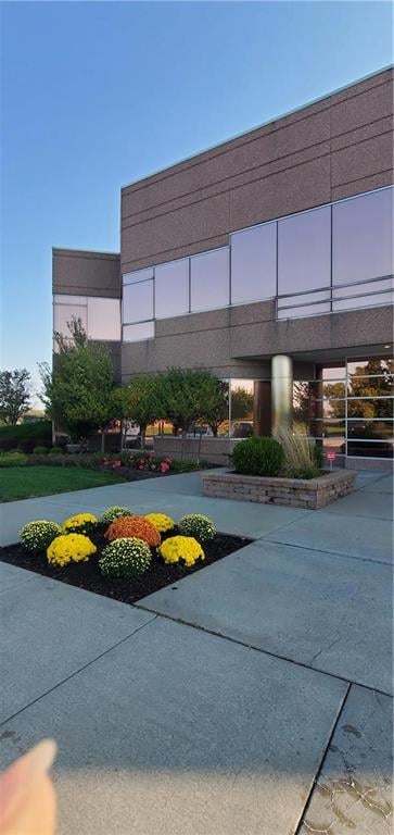 10502 NW Ambassador Dr, Kansas City, MO 64153