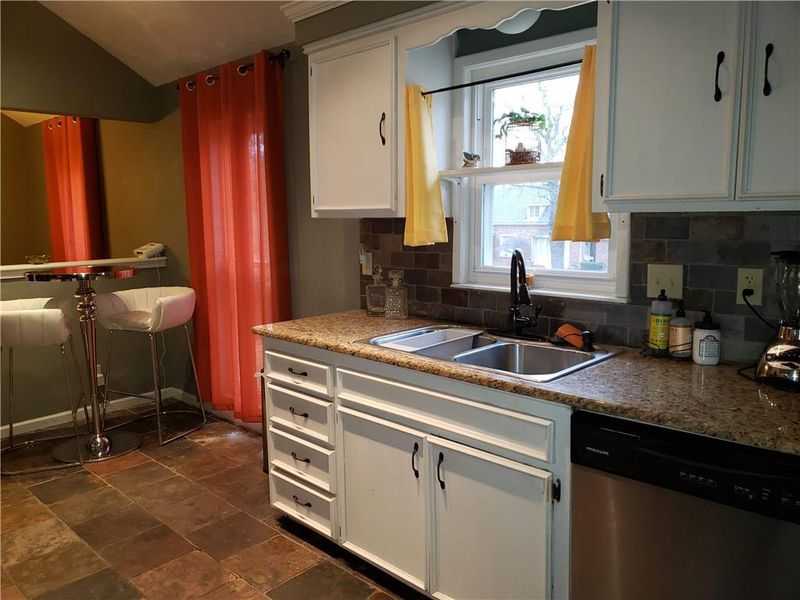 7509 E 73rd St, Kansas City, MO 64133
