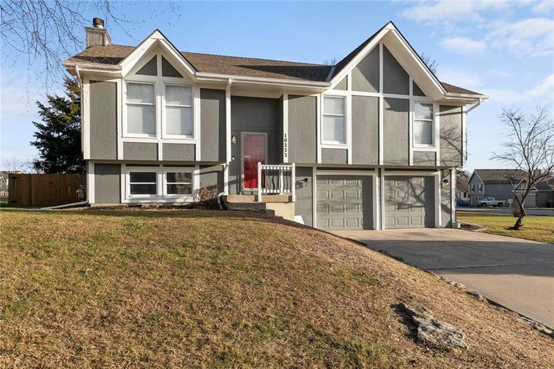 10233 N Tracy Ave, Kansas City, MO 64155