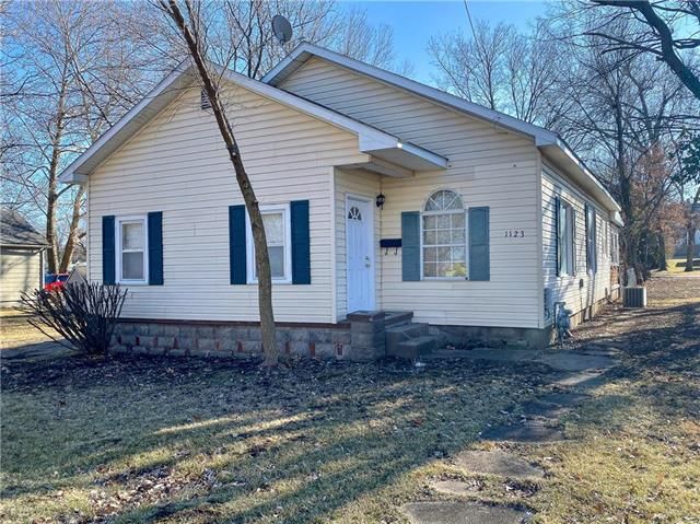1123 W Walnut St, Nevada, MO 64772
