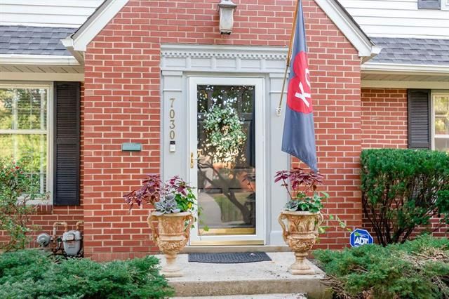 7030 Edgevale Rd, Kansas City, MO 64113