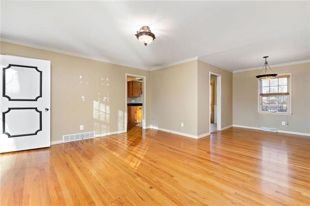 9249 Hemlock St, Overland Park, KS 66212