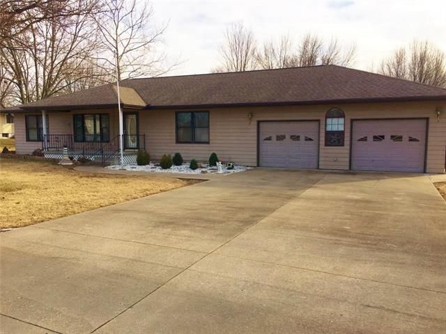 309 Hillcrest Dr, Nevada, MO 64772