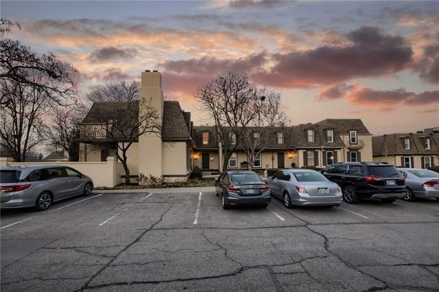 6650 109th St W #E, Overland Park, KS 66211