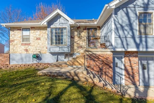 1224 E Frontier Ln, Olathe, KS 66062