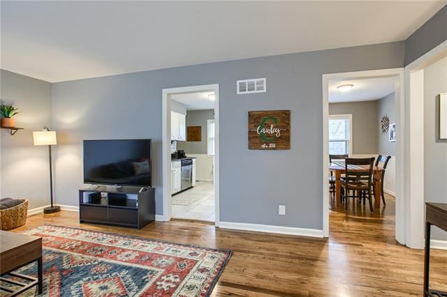 700 W 90th St, Kansas City, MO 64114