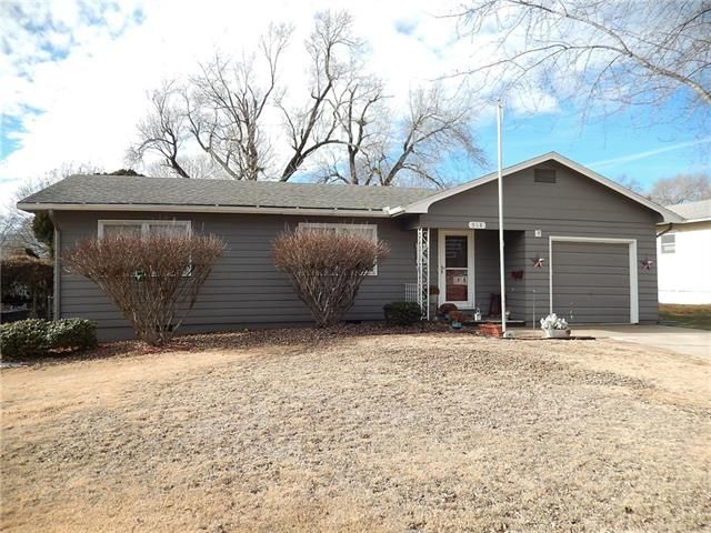 518 N Sycamore St, Ottawa, KS 66067