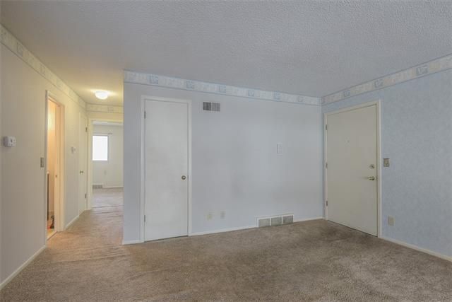 8704 Metcalf Ave #203E, Overland Park, KS 66212