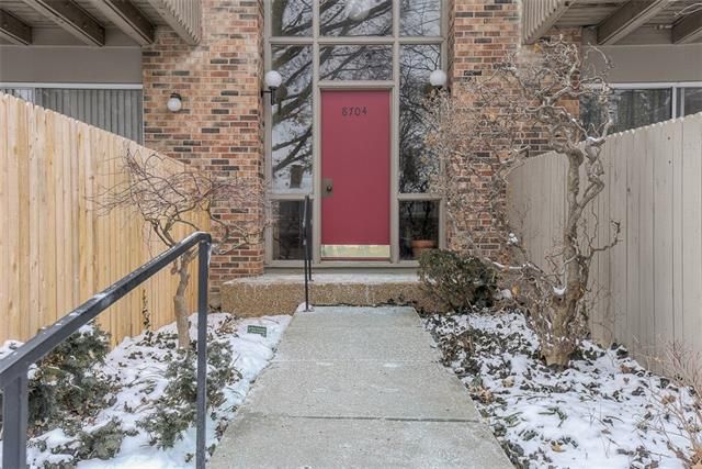 8704 Metcalf Ave #203E, Overland Park, KS 66212