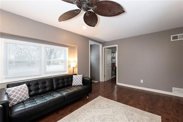 8620 Grant Ave, Overland Park, KS 66212