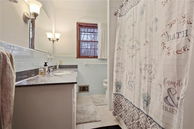 8412 E 49th St, Kansas City, MO 64129