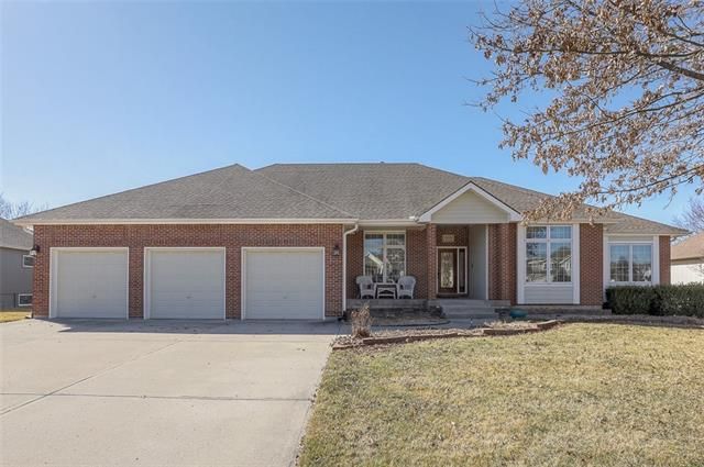 15539 Cedar Ln, Basehor, KS 66007