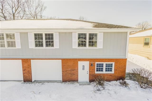 3022 Cambridge St, St Joseph, MO 64506