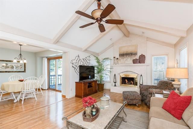 1010 SE 5th St, Lee's Summit, MO 64063