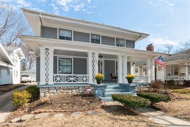 5925 Oak St, Kansas City, MO 64113