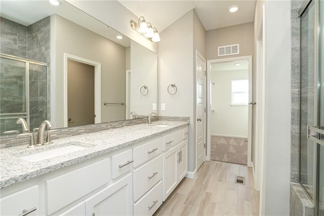 3129 SW Arbor Tree Dr, Lee's Summit, MO 64082