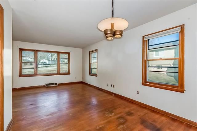 421 NE Maple Dr, Kansas City, MO 64118