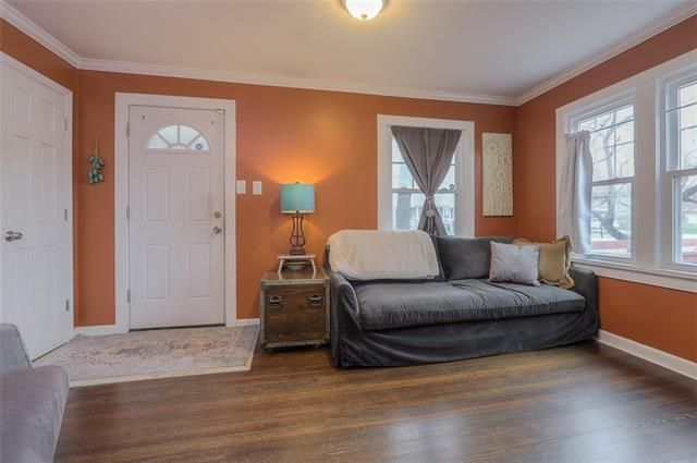 8032 Robinson St, Overland Park, KS 66204