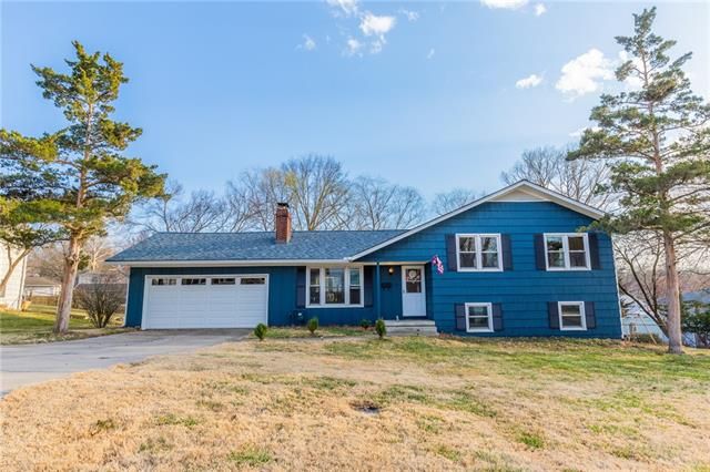 411 E 106th St, Kansas City, MO 64131