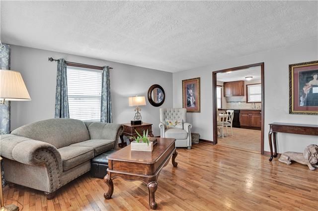 8604 England St, Overland Park, KS 66210