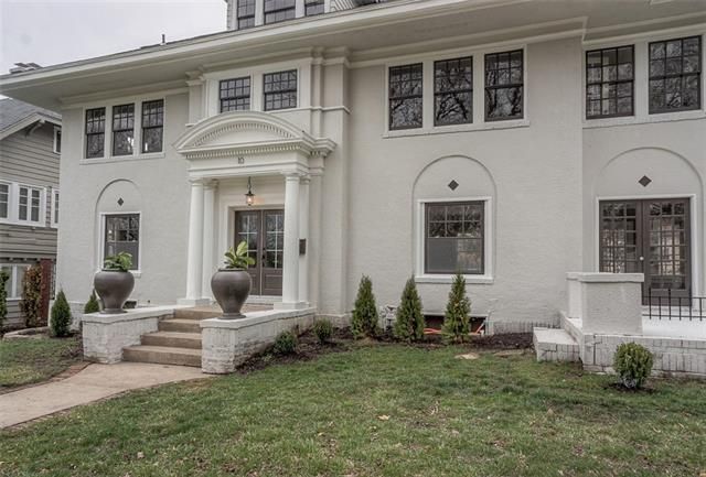 10 Morningside Dr, Kansas City, MO 64113