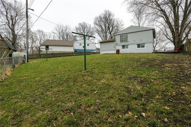 18944 Geronimo Ct, Independence, MO 64056