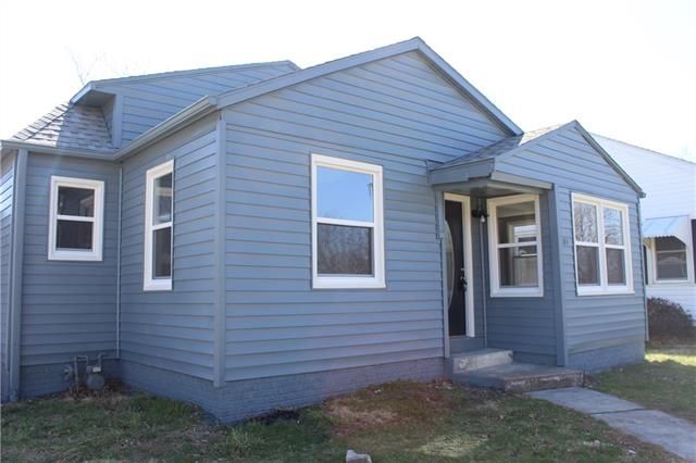 701 W 29th St, Higginsville, MO 64037