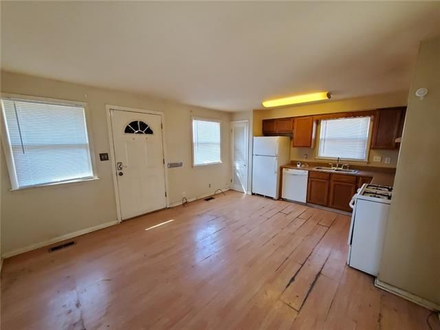 8239 Wayne Ave, Kansas City, MO 64131