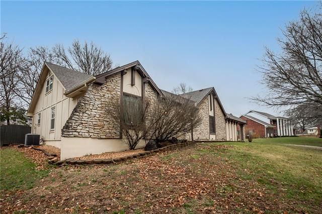 11809 Avila Dr, Kansas City, MO 64114