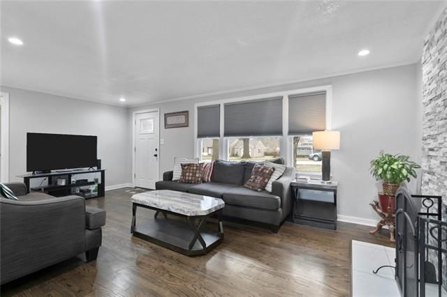 302 W 96th Ter, Kansas City, MO 64114