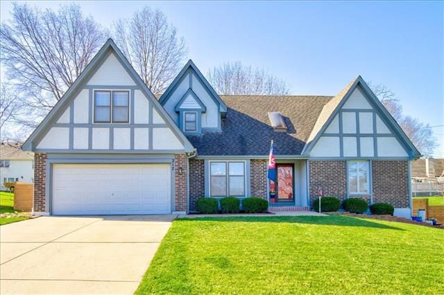 217 E 107 St, Kansas City, MO 64114