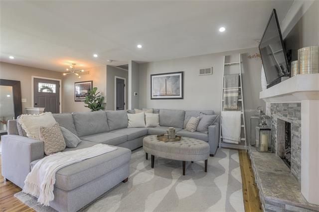 3901 W 98th Ter, Overland Park, KS 66207