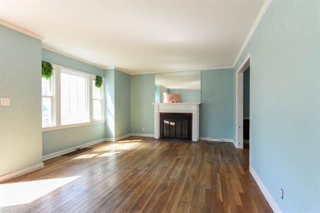 2 E Navajo Ln, Kansas City, MO 64114