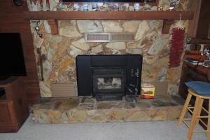 211 S 10th St, Hopkins, MO 64461