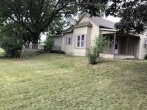 424 S 4th St, Maitland, MO 64466