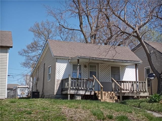 710 W Wea St, Paola, KS 66071