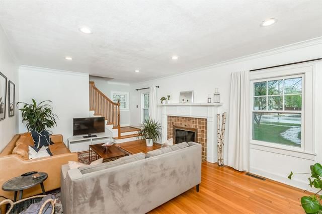 6220 Oak St, Kansas City, MO 64113
