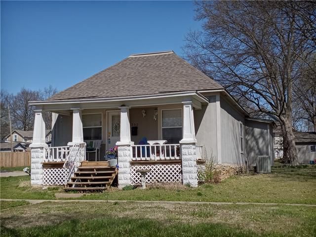 302 E Shawnee St, Paola, KS 66071