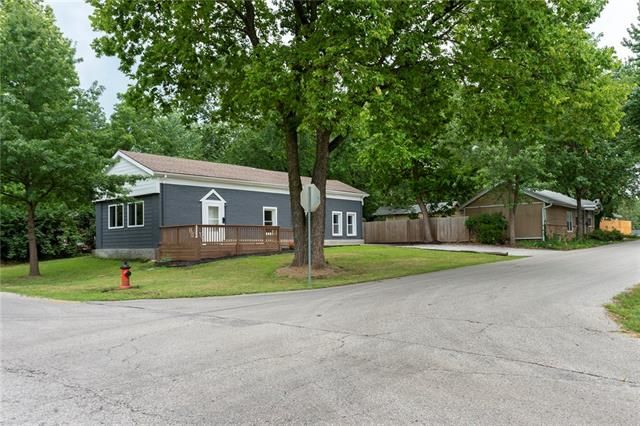 8929 Walnut St, Kansas City, MO 64114