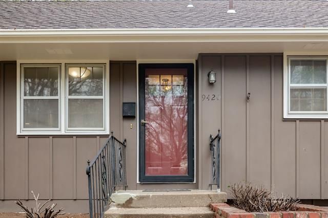 9420 Connell Dr, Overland Park, KS 66212