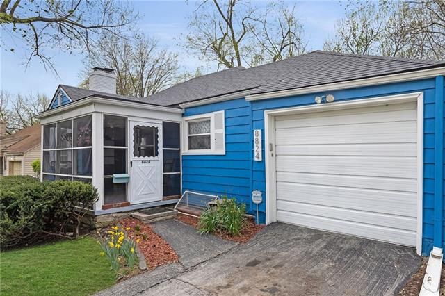 8824 Maiden Ln, Kansas City, MO 64114