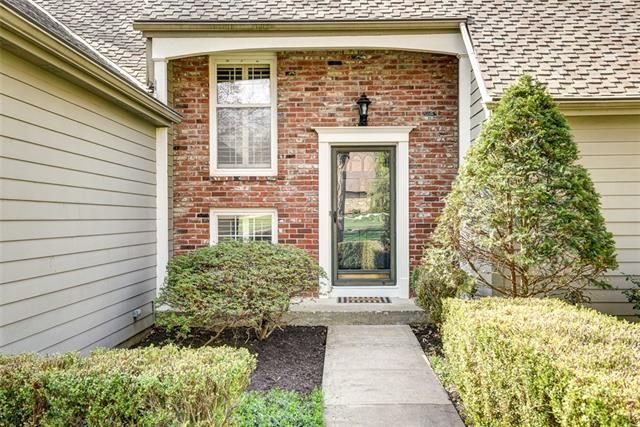 5717 W 69th St, Overland Park, KS 66204