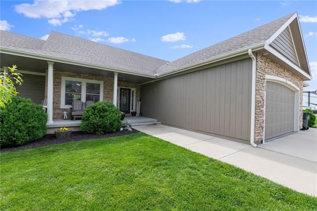 715 154th Pl, Basehor, KS 66007