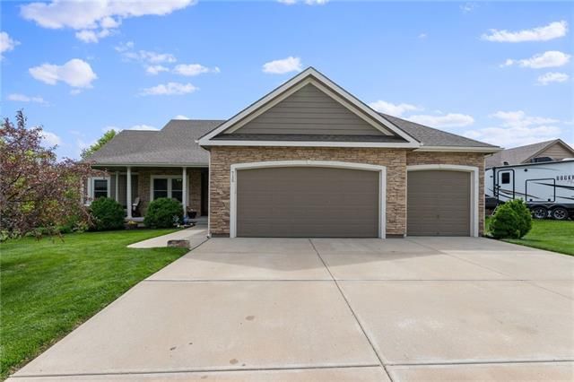 715 154th Pl, Basehor, KS 66007